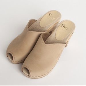 SVEN Peep Toe Clogs